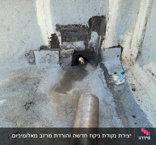 צינור מתכת על גג עם איטום ביטומני